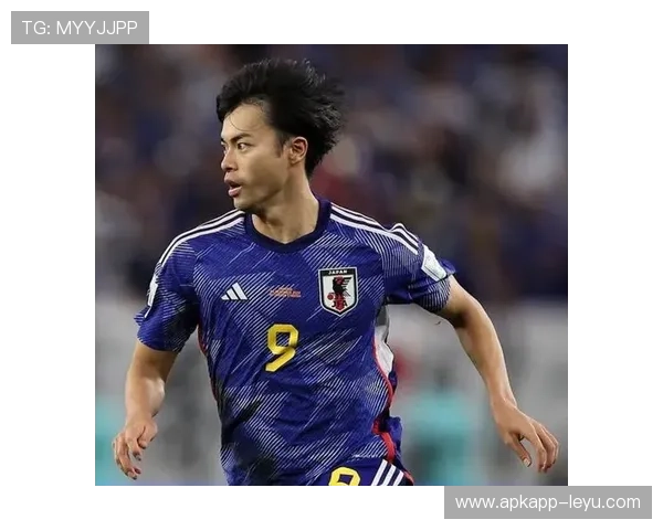 三笘薰：日本边锋展现惊艳速度与技术，助力球队再创佳绩